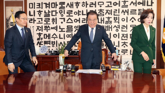 여야 5당 원내대표 회동에서 만난 더불어민주당 홍영표 원내대표(왼쪽)와 자유한국당 나경원 원내대표(오른쪽)의 모습. 연합뉴스